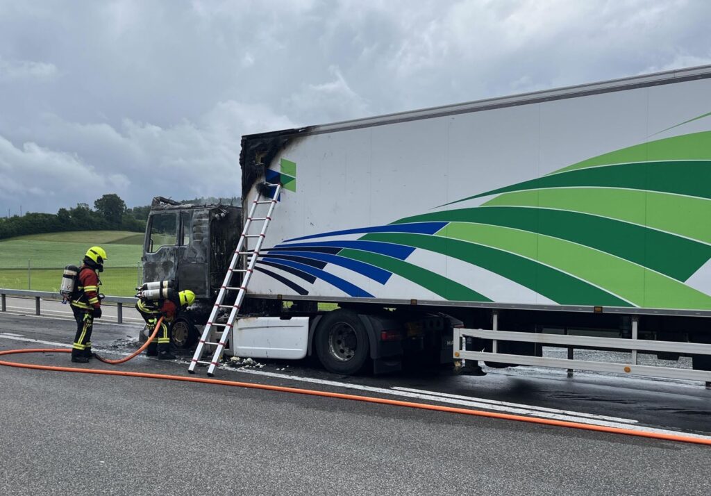 LKW-Brand auf der Autobahn A2